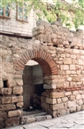 Μεσημβρία, Παλαιά Μητρόπολη: μικρή πλαϊνή είσοδος στο βόρειο κλίτος της βασιλικής (το 1993)