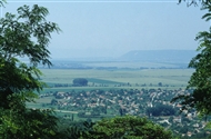Πλίσκα, πρωτεύουσα του Πρωτοβουλγαρικού Κράτους (το 1993): Θέα προς το ομώνυμο χωριό και τον κάμπο στα πόδια του Αίμου