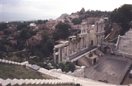Φιλιππούπολις: Το Ρωμαϊκό Θέατρο και ο παλαιός μητροπολιτικός ναός της Αγίας Μαρίνας (αριστερά πίσω από την σκηνή)