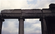Φιλιππούπολις / Πλόβντιβ: Η μαρμάρινη πρόσοψη της σκηνής του ρωμαϊκού Θεάτρου, με ελληνική επιγραφή στο επιστύλιο