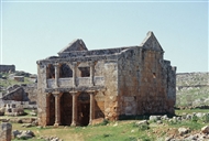 Σερτζίλλα: Ο «ανδρώνας» του πρωτοβυζαντινού χωριού (το 1999)
