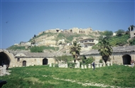 Το Κάστρο της Απάμειας / καστροπολιτεία Καλαάτ αλ-Μουντίκ: γενική άποψη από την αυλή του οθωμανικού Καραβάν σαράι (το 1999)