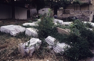Στην ανατ. είσοδο της αρχαίας Φιλιππούπολης (πριν από τις ανασκαφές): Σκόρπια μαρμάρινα αρχιτεκτονικά μέλη
