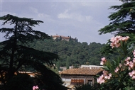 Γενική θέα της Μονής από τα ΒΔ (από το ξενοδοχείο Halki Palace)