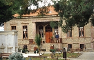 Δεκέμβριος του 2000 στον Κιρκιντζέ: Η πρόσοψη του παλαιού ελληνικού σχολείου, που λειτουργεί σαν εστιατόριο