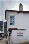 Περπατώντας στον Κιρκιντζέ: “Mahzen Şarapevi - Wine House” γράφει η πινακίδα, δηλαδή κρασοπουλιό