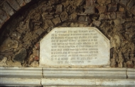 Άγ. Ιωάννης του Κιρκιντζέ: Η κτητορική επιγραφή του 1805 και η τοιχοποιία πάνω από την κεντρική είσοδο του ναού