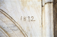 Είσοδος του Αϊ-Γιάννη του Κιρκιντζέ: Στη μαρμάρινη πύλη δεξιά, κάποιος χάραξε «1832»