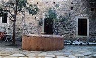 Το παλαιό σιντριβάνι στον αυλόγυρο του Αγ. Ιωάννη του Κιρκιντζέ και η βόρεια πλευρά του ναού