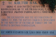 Στον αυλόγυρο του Αγίου Ιωάννη (το 2000): Η δίγλωσση πινακίδα για την αναστήλωση του μνημείου
