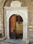 Άγιος Ιωάννης του Κιρκιντζέ (το 2000): Στην είσοδο του ναού κομψό μαρμάρινο περιθύρωμα και κτητορική επιγραφή του 1805 στο υπέρθυρο