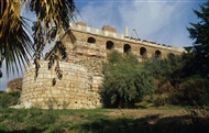 Η ΝΔ πλευρά του βυζαντινού Κάστρο του Ιωάννη του Θεολόγου και ο μαρμάρινος γωνιαίος πύργος