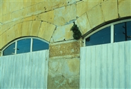 Αρχιτεκτονικά μέλη από την αρχαία Έφεσο εντοιχισμένα στο Ίσα Μπέη Τζαμί (το 2003, πριν από τις πρόσφατες αναστηλωτικές εργασίες)