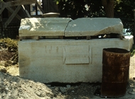 Σαρκοφάγος με επιγραφή μέσα σε «tabula ansata» έξω από το υπό κατασκευή Αρχαιολ. Μουσείο της Ραιδεστού / Tekirdağ (το 1982)