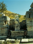 Έφεσος, στις Θέρμες της Σχολαστικίας (το 2003): Το ακέφαλο άγαλμα της πλούσιας Χριστιανής χορηγού του 400 μ.Χ.