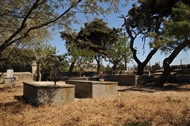 Στο Ρωμαίικο Κοιμητήριο Τενέδου (το 2008)