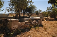 Ρωμαίικο Κοιμητήριο Τενέδου (το 2008): Ξεπατωμένος τάφος με τούβλα κατασκευασμένα στη Μάδυτο
