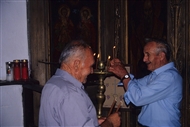 Σχοινούδι, Αγία Μαρίνα (το 2003): Ο καντηλανάφτης συγυρίζει τον ναό μετά τη Λειτουργία
