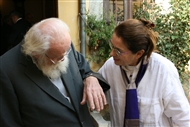 Ο πατέρας Μελέτιος (Σακκουλίδης) και η Μ. Κορομηλά στον αυλόγυρο του Αγίου Μηνά μετά τη Θ. Λειτουργία (το 2008)