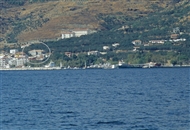 Μαρμαρονήσι / Μαρμαράς (το 2001). Σε κύκλο: Το παλαιό ελληνικό Σχολείο πάνω από το λιμάνι της Χώρας