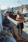 Μαρμαρονήσι / Μαρμαράς (το 2001): Ψαράδες στο λιμάνι της Χώρας
