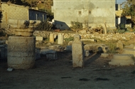 Στα Παλάτια του Μαρμαρά (το 2001): Ημιτελής στήλη, ογκώδης σπόνδυλος και άλλα μαρμάρινα κομμάτια