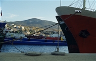Στα Παλάτια του Μαρμαρά (το 2001): Πλοία περιμένουν στο λιμανάκι να φορτώσουν μάρμαρα