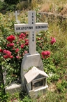 Γλυκύ (Ίμβρος το 2008): «ΑΙΚΑΤΕΡΙΝΗ ΚΟΚΙΝΑΚΗ 1914-1998» και τριαντάφυλλα στο Κοινοτικό Κοιμητήριο
