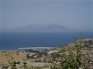 Θέα προς το βόρειο λιμάνι της Ίμβρου, τη Σαμοθράκη και το Θρακικό Αρχιπέλαγος (το 2008)