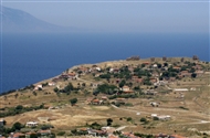 Ο οικισμός Κάστρο, τα κατάλοιπα των βυζαντινών οχυρώσεων πάνω από το Κάστρο και η Σαμοθράκη στο βάθος
