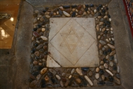 Κοίμηση στο Γλυκύ της Ίμβρου (το 2008): Μαρμάρινη πλάκα με το αστέρι του Δαυίδ σε βοτσαλωτό δάπεδο