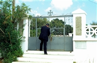 Στον Άγιο Γεώργιο των Αγίων Θεοδώρων / Ζεϊτινλίκιοϊ (το 2001): Ο πατήρ Γεώργιος Οκομούσης ξεκλειδώνει την καγκελόπορτα