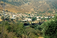 Άγιοι Θεόδωροι / Ζεϊτινλίκιοϊ (το 2001): Ο οικισμός από μακριά και σε κύκλο αρ. η Παναγία, δεξιά το ρημαγμένο Σχολείο και ο Άγ. Γεώργιος