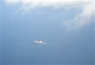 Από το αεροπλάνο: Πλοίο στην είσοδο του Σαρωνικού κόλπου