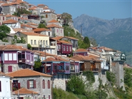 Μόλυβος: Άποψη του παραδοσιακού οικισμού, που αντικρίζει τον αυστηρό Λεπέτυμνο