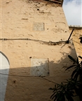 Άγ. Κωνσταντίνος στα Ψωμαθειά (το 2008): Το αριστερό (νότιο) άκρο της πρόσοψης (δυτικής πλευράς) του ναού με δύο ακόμα λιθανάγλυφα