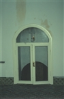 Η κλειστή τζαμόπορτα μπροστά στην παλαιά είσοδο του υπόγειου Αγιάσματος του Αγ. Χαραλάμπους στο Οικ. Πατριαρχείο (το 2002)
