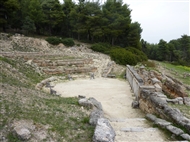 Αμφιάρειο: Το Θέατρο του αττικού Ιερού του Αμφιάραου (λήψη από την δυτική πάροδο)
