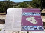 Αιολικό Ιερό Κλοπεδής: Δίγλωσση (ελληνικά και αγγλικά) πληροφοριακή πινακίδα στον αρχαιολογικό χώρο