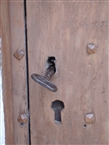 Ναός Αγ. Αθανασίου στον Αϊ-Γιώργη: Το κλειδί της μικρής πλαϊνής πόρτας στη δυτική πλευρά του ναού (εξωτ. λήψη το 2008)