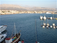 Το λιμάνι της Χίου και τα βουνά πάνω από τη Χώρα