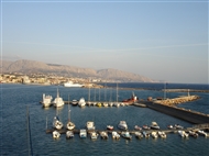 Το λιμάνι της Χίου: Σε πρώτο πλάνο ο νότιος λιμενοβραχίονας και στο βάθος ο βόρειος