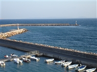 Το λιμάνι της Χίου: Η στενή είσοδος ανάμεσα στην απόληξη των δύο λιμενοβραχιόνων (κοντινό)