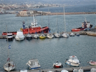 Στο λιμάνι της Χίου λίγο πριν χαθεί το απογευματινό φως