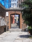 Από το προαύλιο της Παναγίας Καφφατιανής: Η κεντρική είσοδος του εκκλ. συγκροτήματος (το 2006)