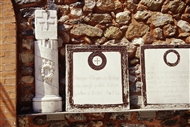 Στο προαύλιο της Παναγίας Καφφατιανής: Εντοιχισμένες ταφόπλακες του 19ου αι. στον Δ μαντρότοιχο του εκκλ. συγκροτήματος