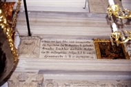 Παναγία η Καφφατιανή (το 2006): Μαρμάρινη πλάκα με επιγραφή του 1840 στο υπέρθυρο (αριστερό τμήμα)