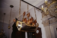 Στη Δυτική στοά / τον εξωνάρθηκα της Καφφατιανής (το 2006): Το καραβάκι μπροστά στην είσοδο του ναού