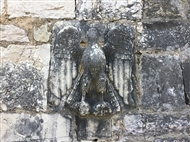 Άγ. Νικόλαος Μεσοποτάμου: Ανάγλυφος αετός εντοιχισμένος στην ανατολική πλευρά του ναού