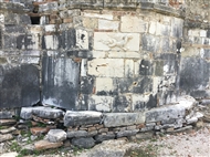 Άγ. Νικόλαος Μεσοποτάμου: Ανάγλυφο με δράκο εντοιχισμένο περίπου στο κέντρο της κόγχης του Ιερού (εξωτερική πλευρά)